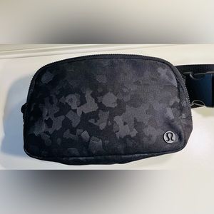 Suthentic Lululemon Everywhere Belt in Black Nylon